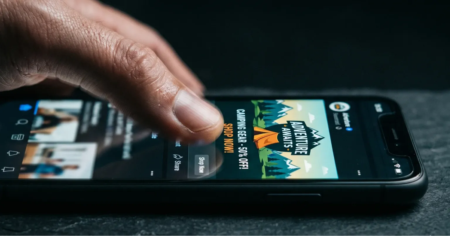 Facebook/Instagram offen auf einem Smartphone während gescrollt wird.