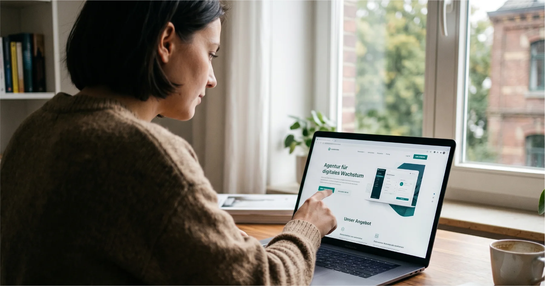 Eine Frau schaut sich ganz genau eine Landingpage und überprüft diese.