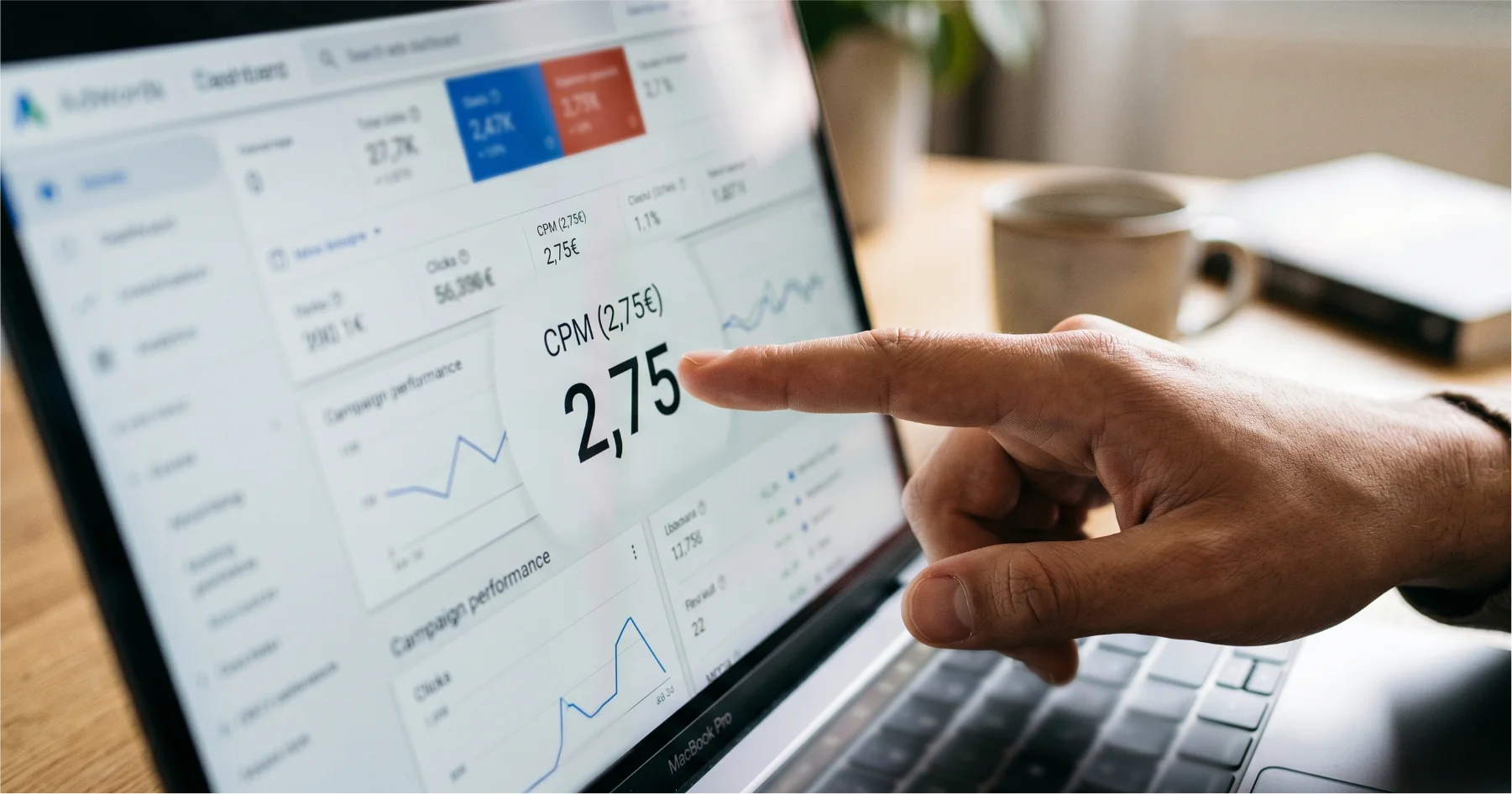 Ein Finger zeigt auf ein Analytics-Dashboard für die Social Media Conversions und KPIs.