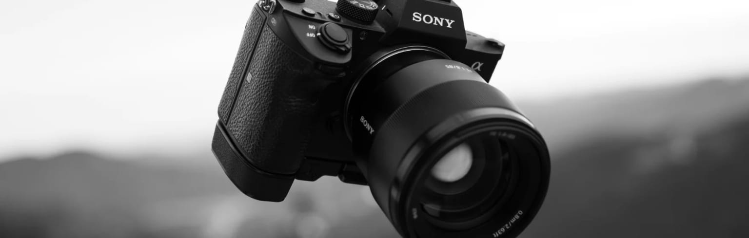 Fotograf richtet Kamera auf Unternehmensteam ein – professionelle Businessfotografie aus Aachen von Brogentur
