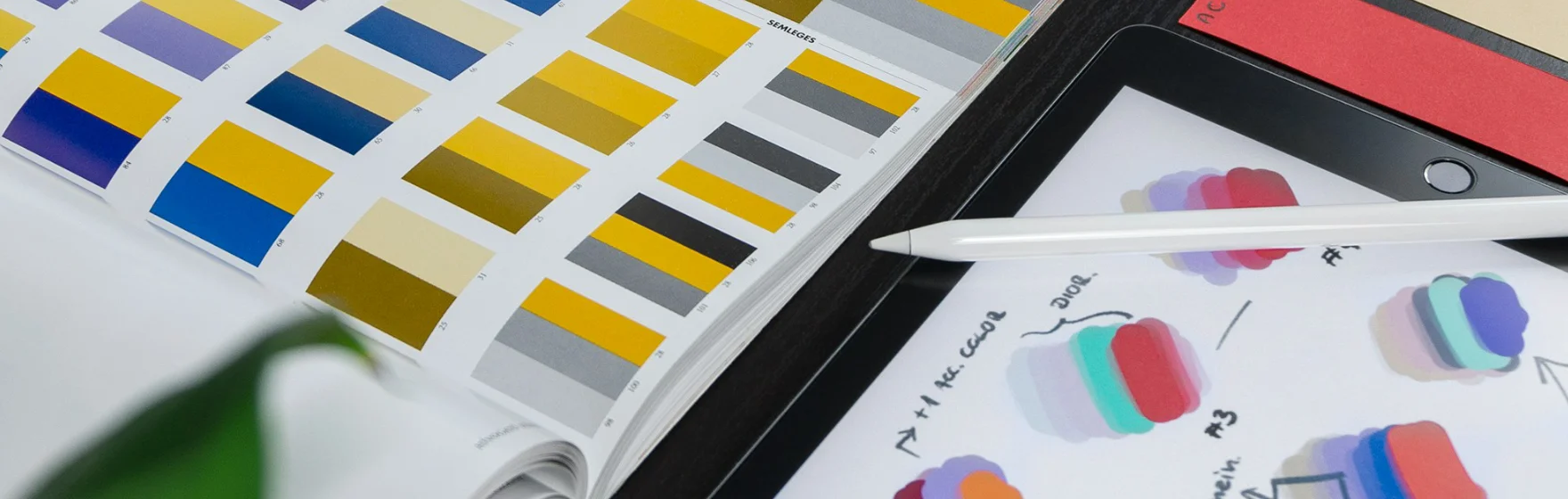 Grafikdesigner entwickelt Logo und Corporate Design am Schreibtisch – Grafikdesign aus Aachen von Brogentur