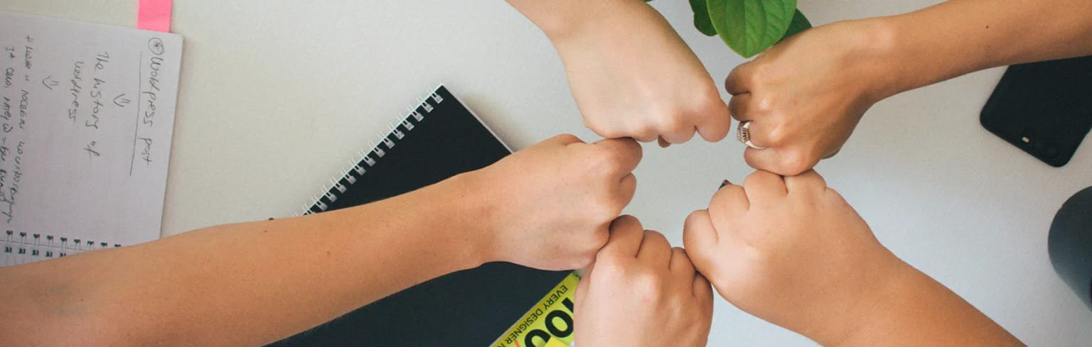 Recruiting-Team plant Social-Recruiting-Kampagne am Laptop – Mitarbeitergewinnung aus Aachen von Brogentur
