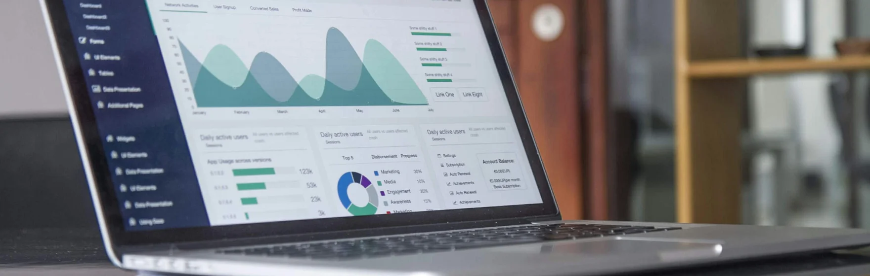 Marketing-Experte analysiert SEO-Daten auf dem Laptop – Online Marketing aus Aachen von Brogentur