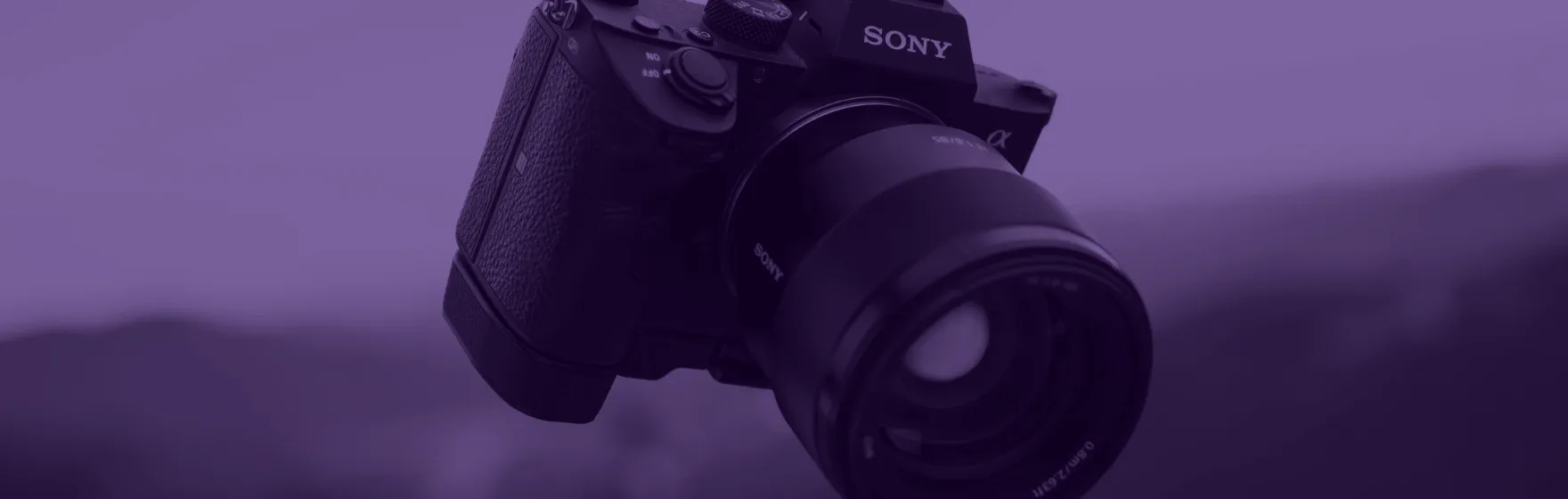 Fotograf richtet Kamera auf Unternehmensteam ein – professionelle Businessfotografie aus Aachen von Brogentur